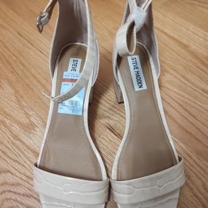 Cream open toe shoe